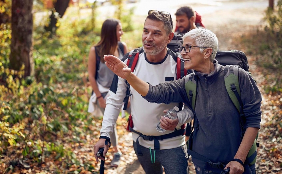 eine Familie im Wald beim Wandern